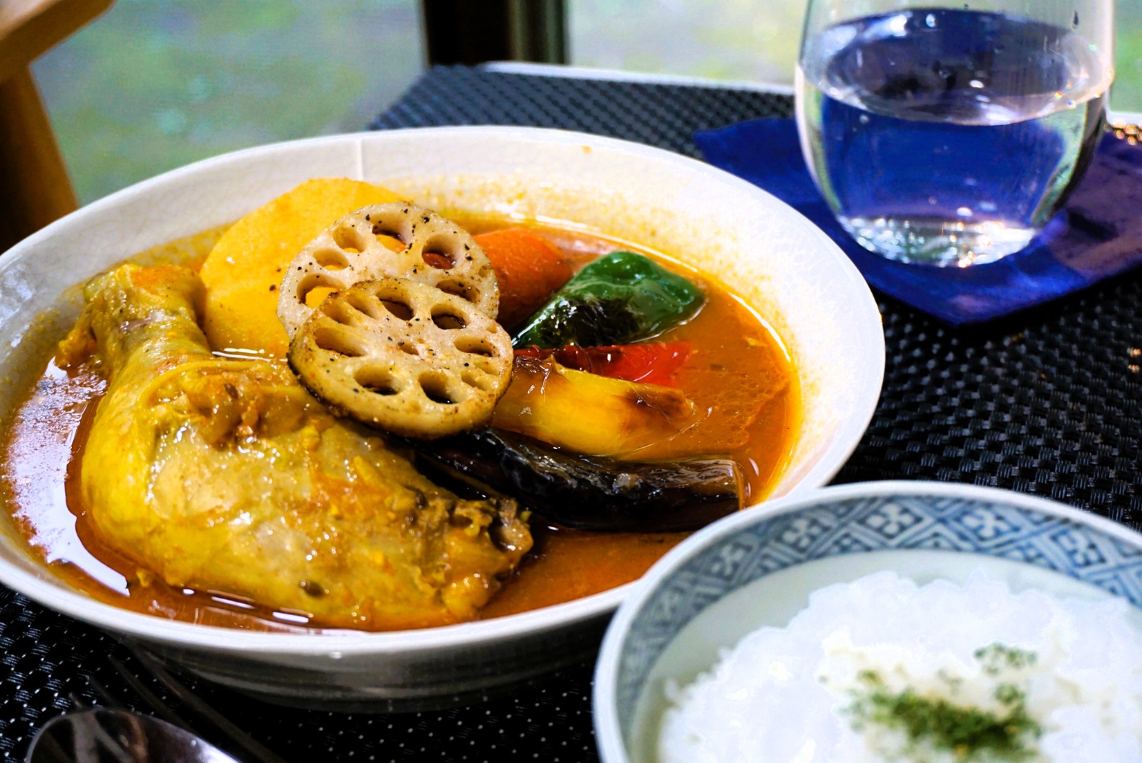 濃く旨！夏野菜のスープカレーと旬のピクルス