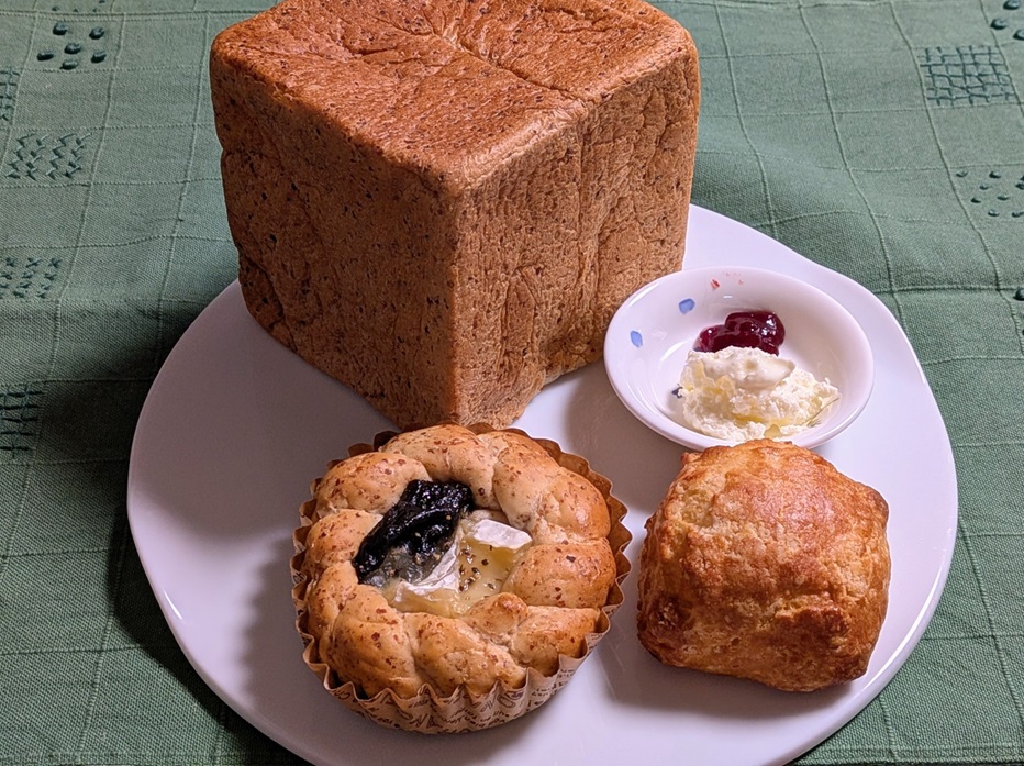 胚芽のはちみつ食パン、プルーンカマン、ヨーグルトスコーン