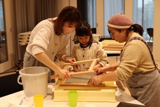 【伝統工芸体験講座】 小国和紙    楽しくまぜまぜ紙すき【ふむふむサマースクール】