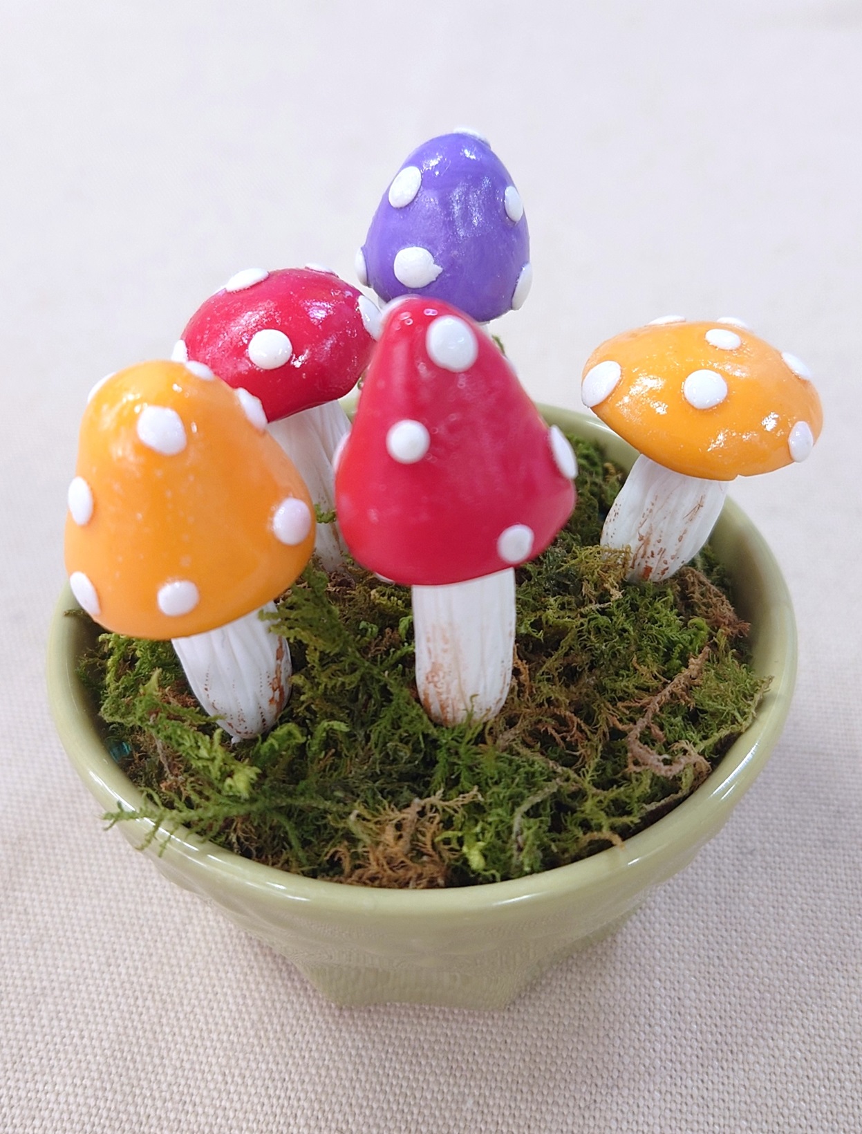 パン粘土で作る 鮮やかきのこのミニオブジェ